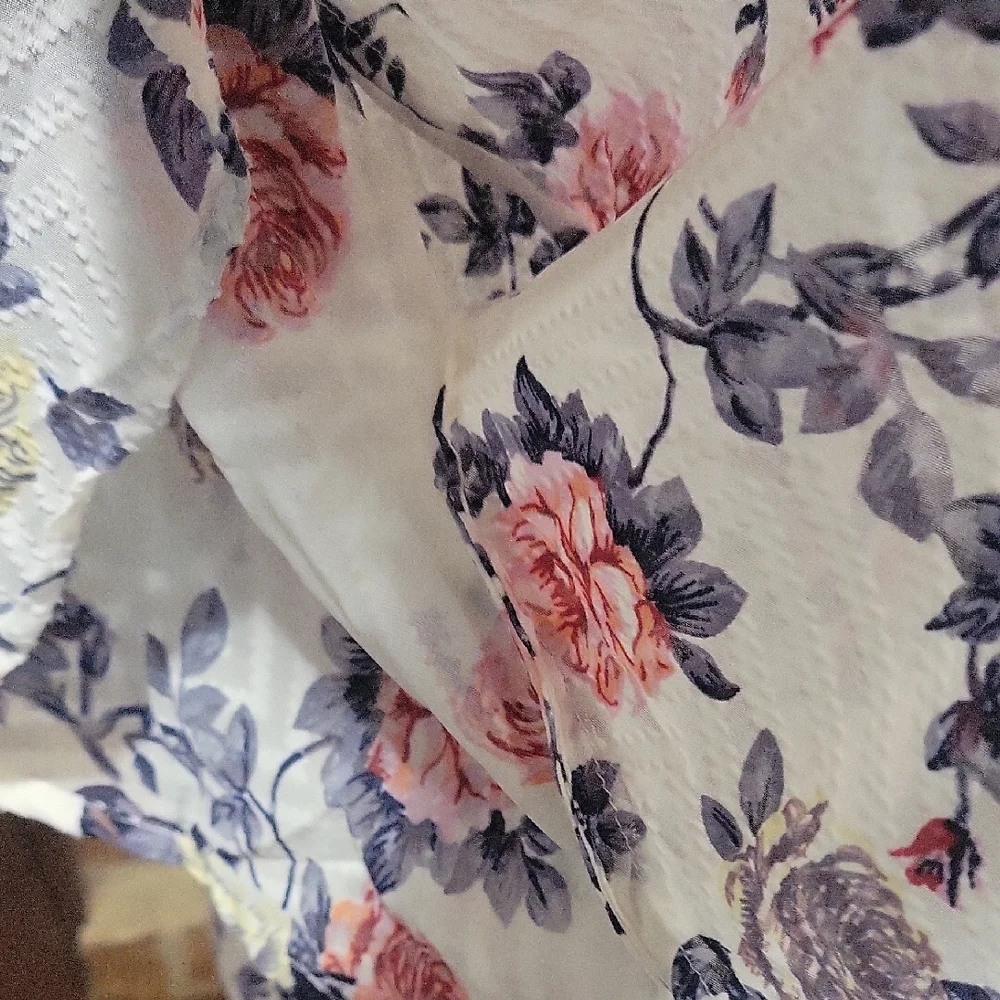 Chelsea & Theodore Floral Blouse with Crochet Detail - Picture 4 of 6